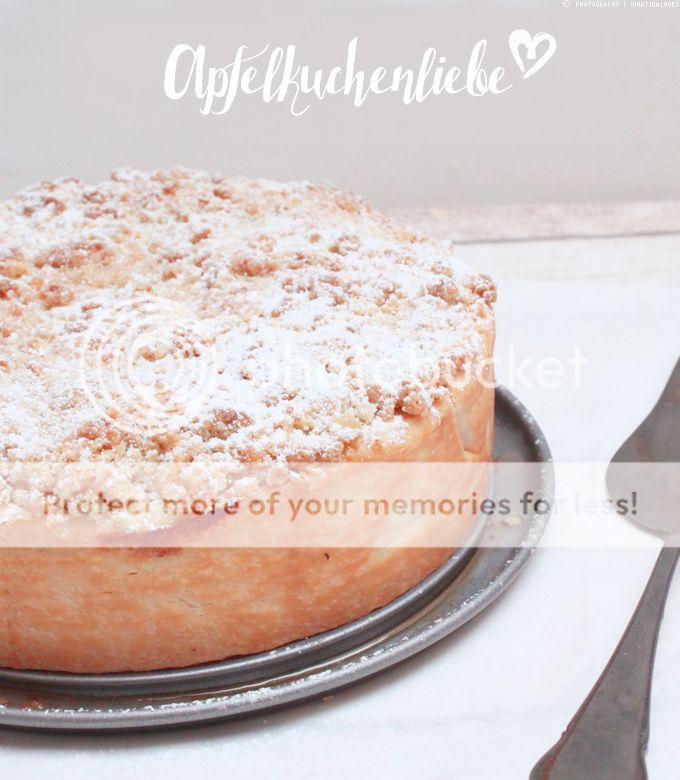 Apple Cake with Crumbles // Whatinaloves.com Apfelkuchenliebe