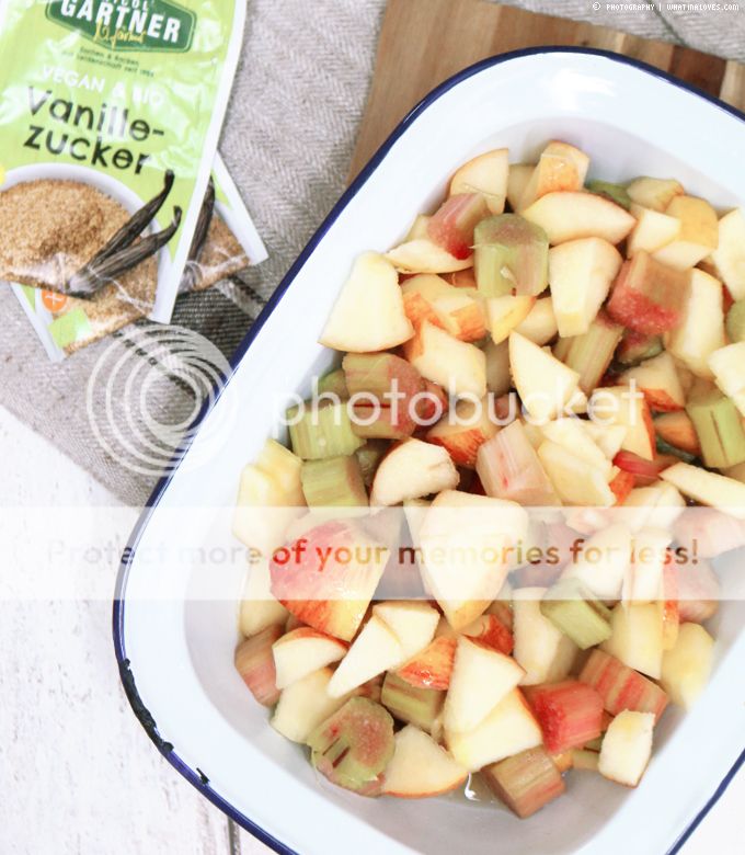 Apfel-Rhabarber-Crumble mit Eis | whatinaloves.com