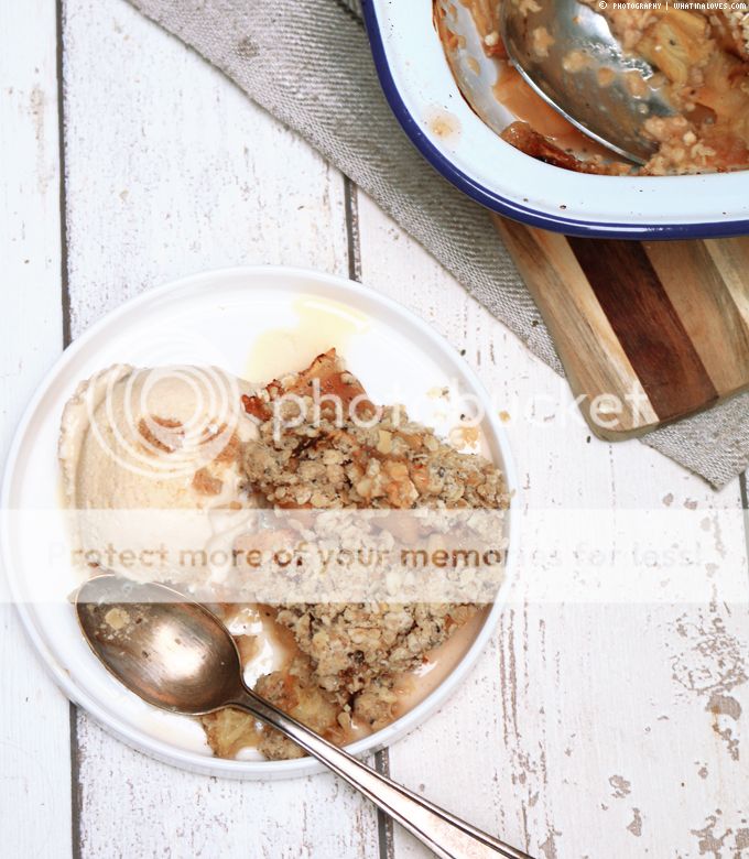 Apfel-Rhabarber-Crumble mit Eis | whatinaloves.com