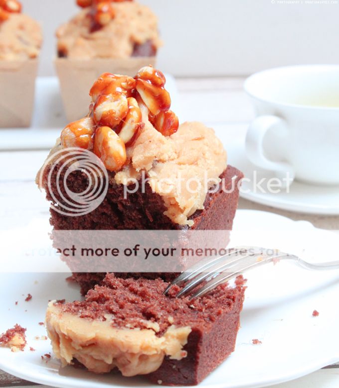 Schokoküchlein mit Erdnussbutter-Guss // Whatinaloves.com Erdnussbutter, Schokoladenkuchen, Minicakes, küchenchaotin,