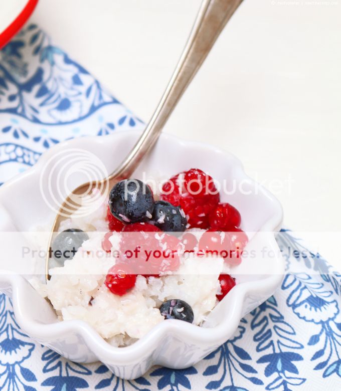 Kokos-Ofenmilchreis mit den letzten Beeren dieses Sommers | whatinaloves.com Milchreis Ofenmilchreis