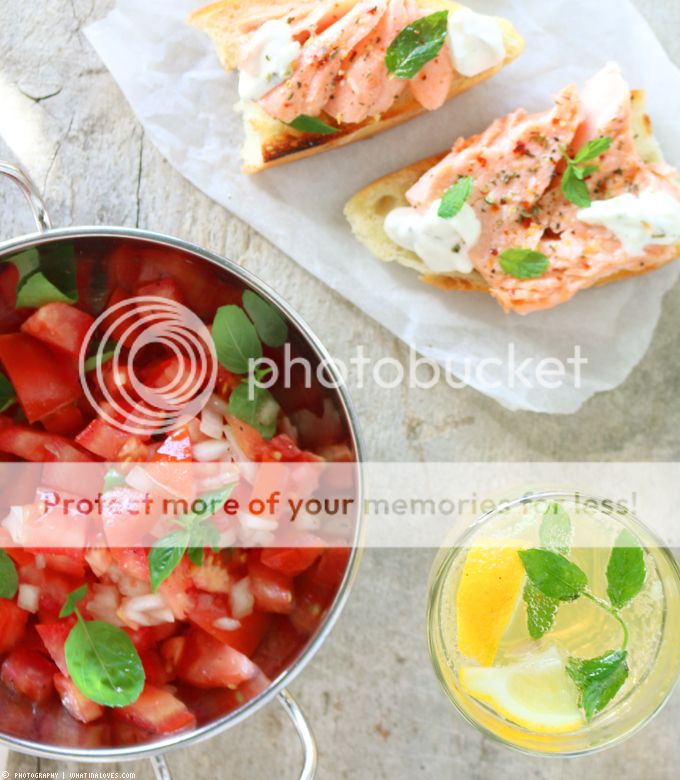 Lachsschnittchen und tomatensalat | whatinaloves.com