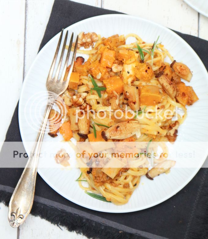 Pasta mit vegetarischer Kürbis-Bolognese & Walnüssen | whatinaloves.com