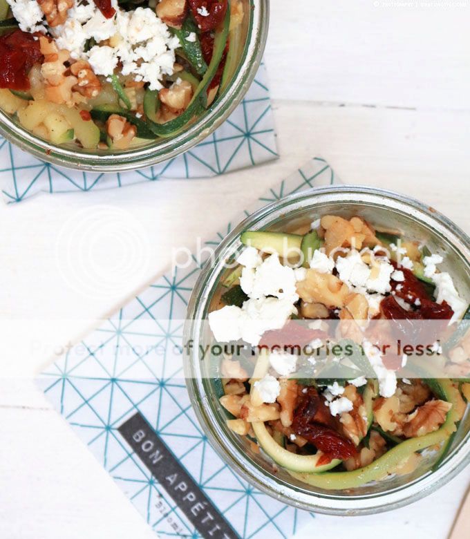 Zucchini-Nudelsalat mit getrockneter Tomate und Walnüssen | whatinaloves.com