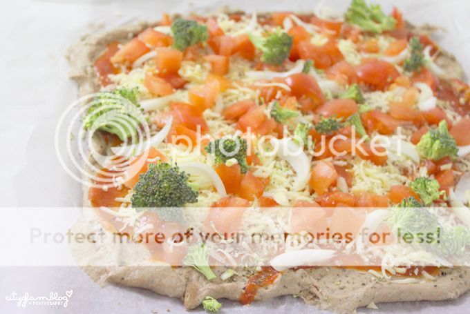 http://i402.photobucket.com/albums/pp103/Sushiina/inaheartsfood/pizza2.jpg