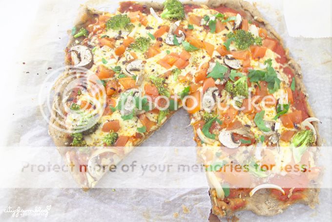 http://i402.photobucket.com/albums/pp103/Sushiina/inaheartsfood/pizza4.jpg