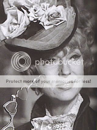 Agnes Moorehead as Emma Valenti...